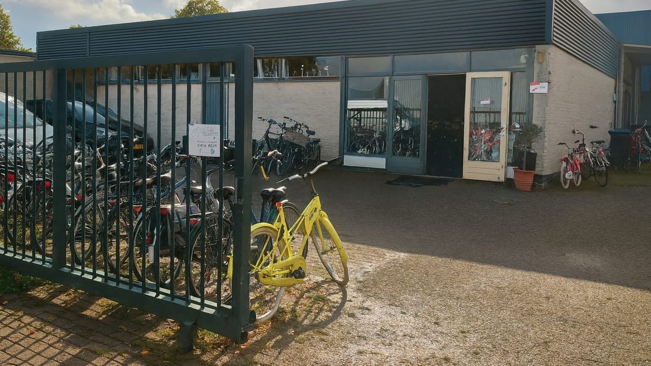 De winkel van Tweewielers Anton in Gaanderen, met een rij tweedehands fietsen voor de deur